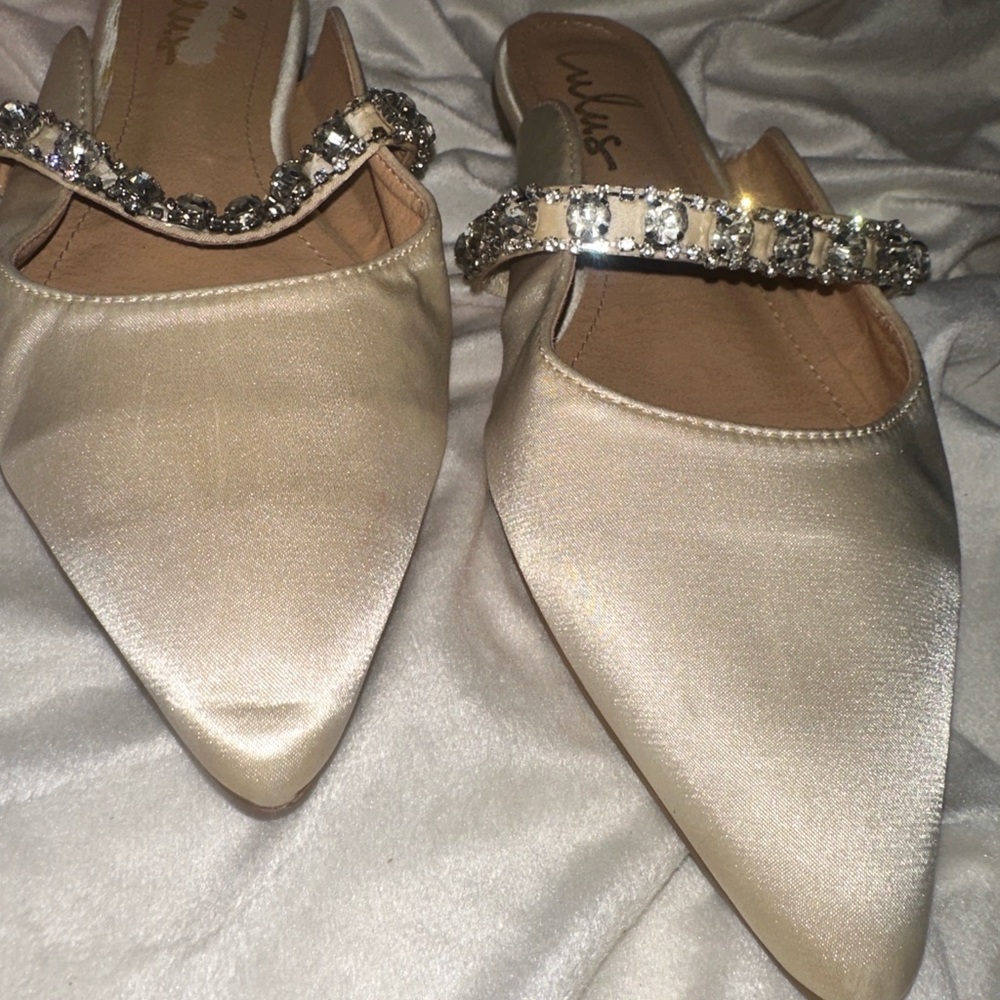 Elegant Cream Flats with Rhinestone Strap and Pointed Toe - Picture 2 of 4